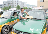 我市50多辆出租车“爱心助考”